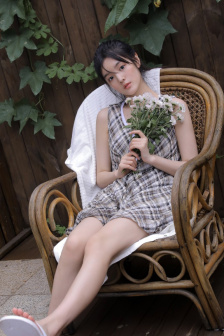 美女和帅哥亲嘴图片